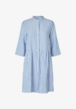 Haljina s plavim i bijelim prugama, koja ima mandarin ovratnik, rukave do tri četvrtine i nabran struk za lepršavi siluet.