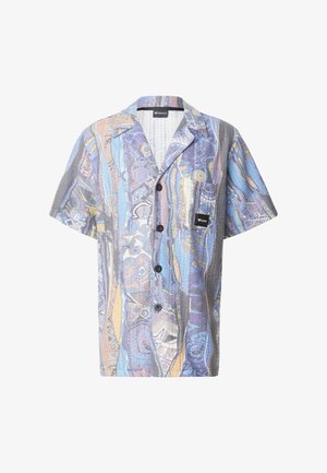 Chemise à manches courtes avec un motif abstrait coloré en bleu, gris et jaune, dotée d'un col pointu et de boutons noirs.