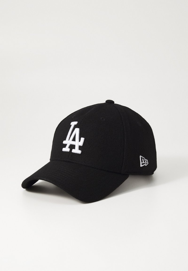 Sort baseballcap lavet af stof med hvidt broderet "LA"-logo foran og et lille "New Era"-logo på siden. Bøjet skygge.