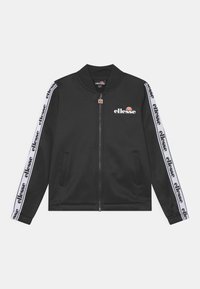 Giacca sportiva nera con zip frontale, colletto alto e tasche laterali. Presenta un logo bianco a contrasto e strisce lungo le maniche. Texture liscia.