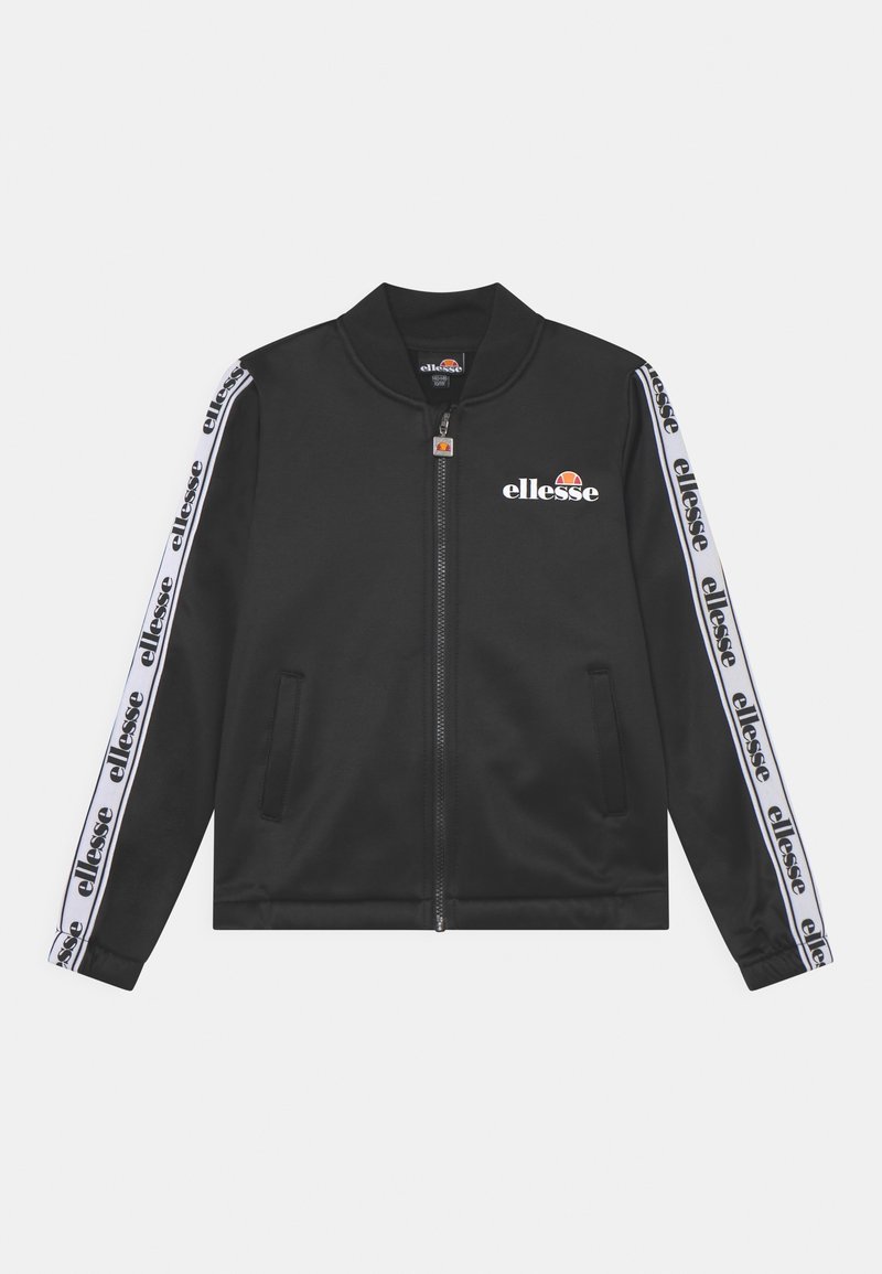 Giacca sportiva nera con zip frontale, colletto alto e tasche laterali. Presenta un logo bianco a contrasto e strisce lungo le maniche. Texture liscia.