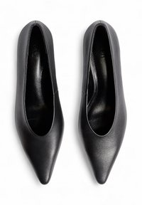 Zapatos de tacón alto de cuero negro con un diseño de punta afilada y una textura suave, que presentan una parte superior abierta y un estilo minimalista.