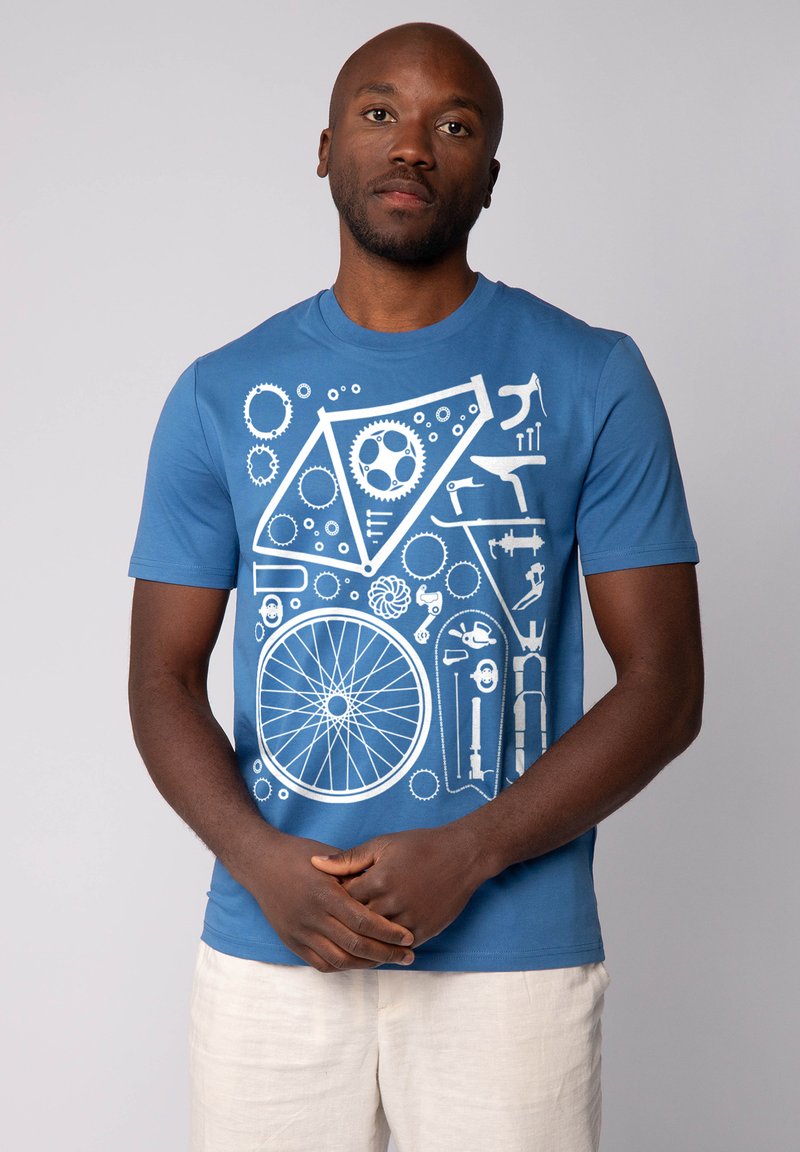 T-shirt en coton bleu avec un design graphique blanc représentant des composants de vélo, des engrenages et des outils, avec un col rond et des manches courtes.