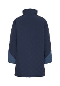 Chaqueta acolchada azul marino con un cuello alto, que presenta acentos en azul en las mangas, un ajuste holgado y una tela texturada.