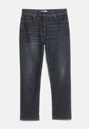 Jean droit en denim gris foncé avec poches avant et arrière, fermeture bouton et légers détails d'usure près des hanches.