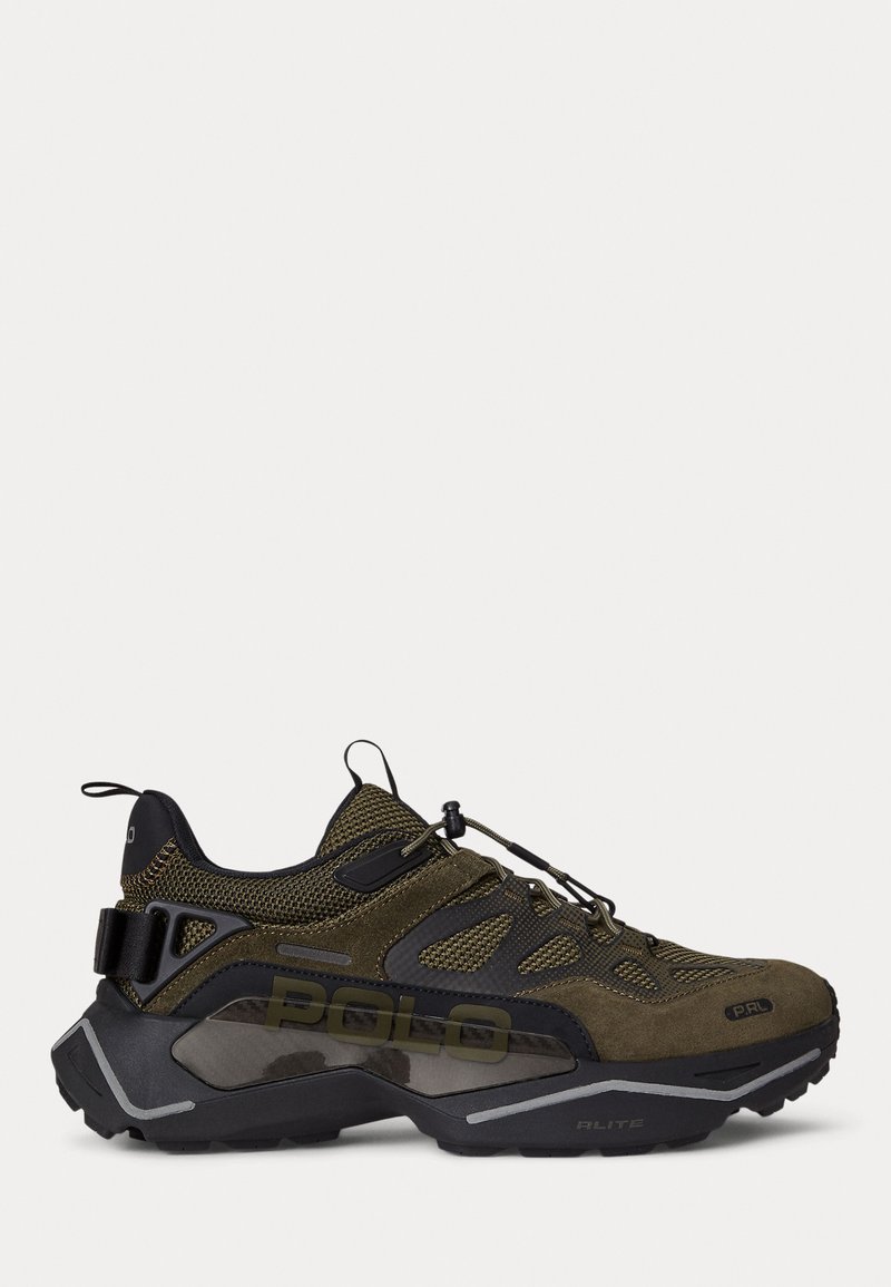 Maslinasto zelene sportske cipele od mrežastog i nubuck materijala. Imaju logo s strane, podesive vezice i čvrstu crnu potplat.