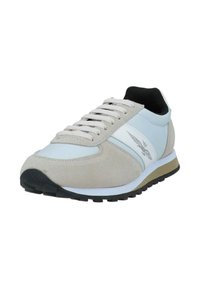 Scarpa sportiva grigia chiara con tomaia in suede e sintetico, lacci piatti, una striscia bianca e una suola nera con grip texture.