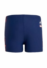 Námornícky plavky vyrobené z hladkého materiálu, s barevným grafickým motivem Marvel na straně a logem Adidas na zadní části.