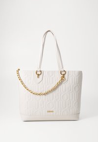 Borsa a tracolla bianca realizzata in materiale sintetico testurizzato. Presenta un dettaglio in catena dorata e un logo impresso. Doppie maniglie e una base piatta.