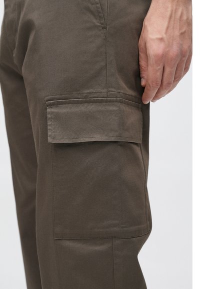 cargo παντελόνια σε σκούρο ελαιόχρωμο βαμβάκι, με πλευρική τσέπη με καπάκι, ίσια γραμμή και λεία υφή.