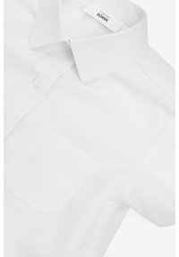 Witte schoolshirt met korte mouwen, een klassieke kraag, knoopsluiting aan de voorkant, een opgestikte zak op de linkerkant van de borst en een gladde textuur.
