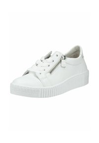 Balts zems sporta apavu pāris ar biezu teksturētu zoli, kuram ir šņorīšu aizdare priekšpusē un sudrabots sānu rāvējslēdzējs, uz vienmērīga fona.