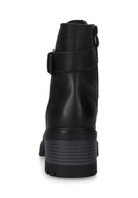 Schwarze Leder-Stiefeletten mit runder Zehenform, seitlichem Reißverschluss und verstellbarem Riemen. Mit einem strukturierten schwarzen Absatz mit Rillen.