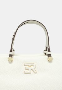 Borsa a tracolla in pelle bianca con superficie liscia, manici marroni e accessori dorati. Presenta un logo dorato ben visibile al centro.