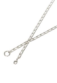 Srebrny łańcuszek z wydłużonymi ogniwami, wyposażony w okrągły pierścień i zapięcie. Łańcuszek ma gładką, polerowaną powierzchnię o refleksyjnym wykończeniu.