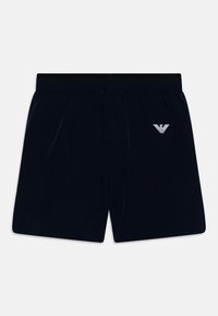 Shorts deportivos azul marino con cinturilla elástica, acentos de malla en los lados y un logo blanco en la parte inferior frontal. Textura de tela suave.