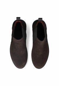 Stivaletti in suede marrone con pannelli laterali elasticizzati e linguette per la presa; texture liscia, punta tonda e suola bassa in gomma.