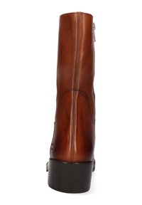 Stivaletto marrone in pelle con finitura liscia, forma dritta e tacco nero. Caratterizzato da una zip laterale e dettagli di cuciture sobrie.