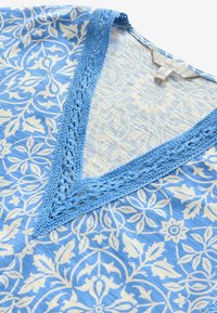 REGULAR FIT - SHORT SLEEVE   - Nyomott mintás póló - william morris blue white print