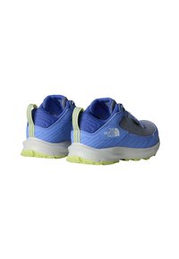 Zapatillas deportivas azules con parte superior de malla y sintético, que presentan un diseño texturizado, acentos verde lima y una suela blanca gruesa.