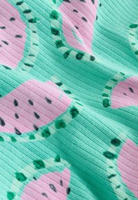 Texturerad tyg med en ljus teal bakgrund och ett upprepat mönster av vattenmelonskivor i rosa, grönt och svart, vilket skapar visuell intress.