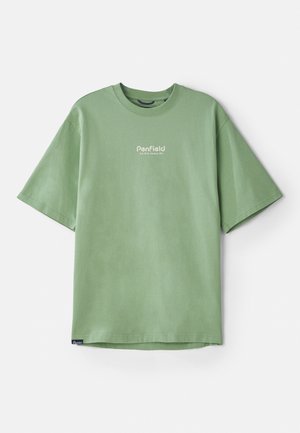 Grön kortärmad t-shirt i bomull med rund hals och en liten vit logotyp på bröstet. Slät textur, avslappnad passform.