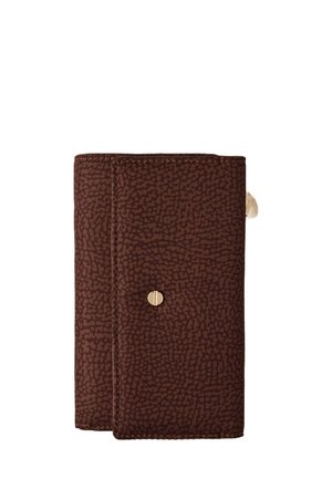 Braune strukturierte Geldbörse mit goldfarbener Druckknopfverschluss und sichtbaren Nähten. Kompaktes Design mit rechteckiger Form.