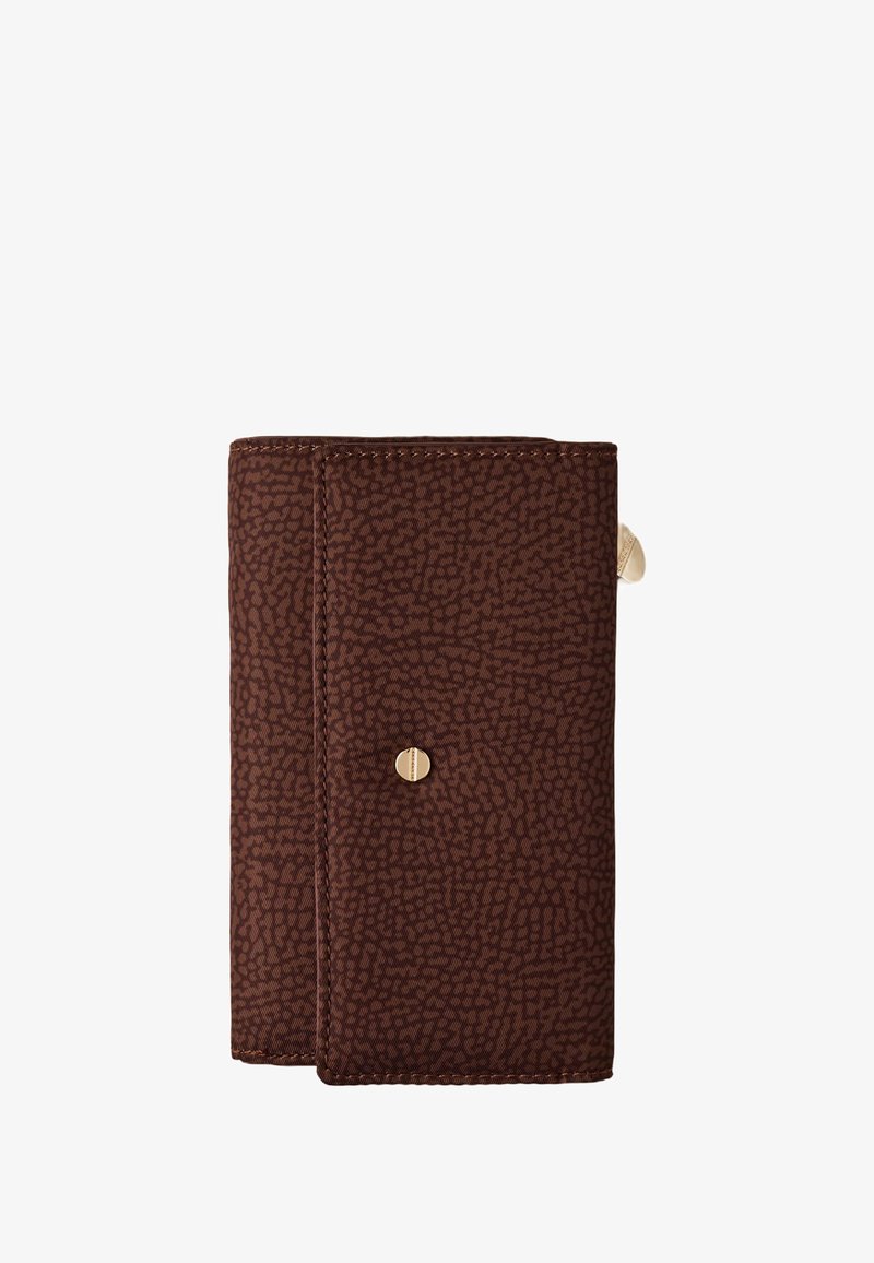 Portefeuille en cuir texturé marron avec fermeture à bouton doré et couture visible. Design compact de forme rectangulaire.