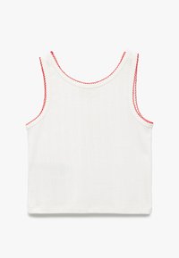 Vit ribbad utanärmad crop top med röd vågig kant längs halsringningen och ärmhålen, utlagd platt på en vit bakgrund.