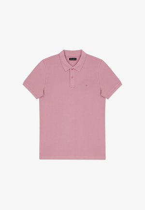 Jasnoróżowa koszulka polo z krótkim rękawem, kołnierzykiem, dwoma guzikami oraz małym haftowanym logo na lewej piersi.