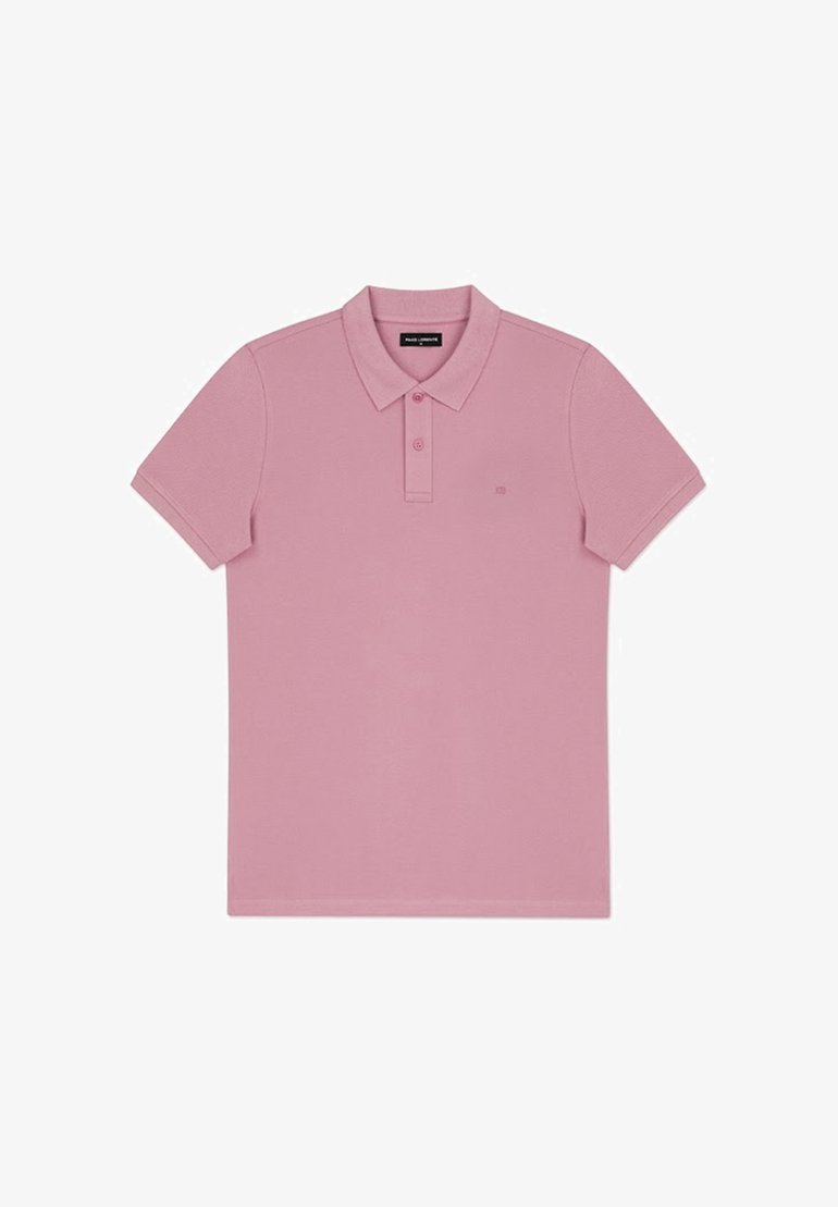 Jasnoróżowa koszulka polo z krótkim rękawem, kołnierzykiem, dwoma guzikami oraz małym haftowanym logo na lewej piersi.
