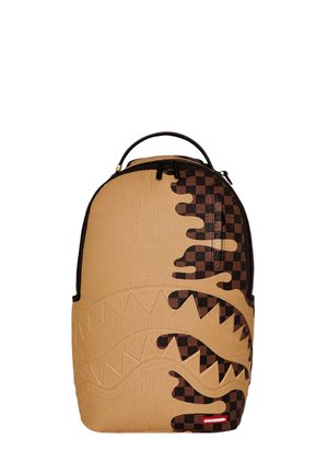 Zaino con motivo a quadri beige e marrone scuro e design a strisce dentellate, con manico e cerniere nere.