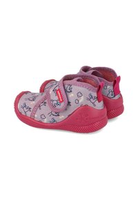 Zapatos de tela rosas con un patrón de unicornio y arcoíris, que cuentan con una correa de Velcro y suelas de goma texturizadas para mayor agarre y flexibilidad.