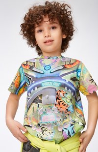 T-shirt a maniche corte con una stampa grafica colorata che presenta vari motivi, tra cui tigri e design vivaci, realizzato in un tessuto leggero.