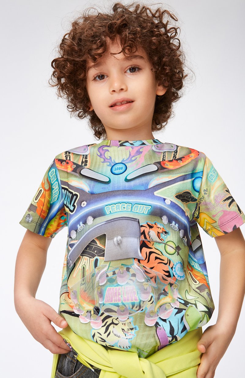 T-shirt a maniche corte con una stampa grafica colorata che presenta vari motivi, tra cui tigri e design vivaci, realizzato in un tessuto leggero.