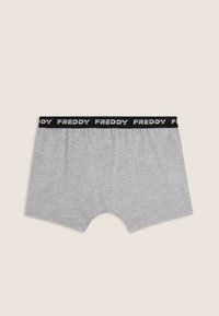 Boxer de algodón gris con cintura elástica negra que presenta la palabra "FREDDY" en repetidas letras blancas. Textura suave, diseño de longitud media.