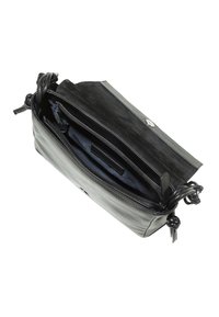 Borsa a tracolla in pelle nera con un design elegante, rivestimento in morbido camoscio, tasche interne e dettagli annodati sulle cinghie. Vista aperta che mostra lo spazio.