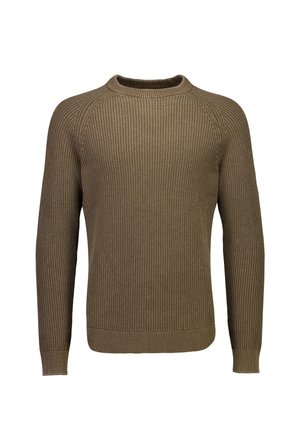 Brązowy prążkowany sweter z dzianiny z długimi rękawami i okrągłym dekoltem, pokazany na płasko na białym tle.