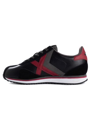 Czarno-czerwony casualowy sneaker z szarymi akcentami, sznurowany z przodu, biała podeszwa z czerwonym paskiem, boczny wzór jodełki i wyściełany kołnierz.