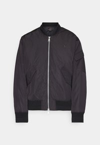 Svart bomberjacka tillverkad av lätt material, med frontdragkedja, ribbade manschetter och en diskret logotyp på bröstet.