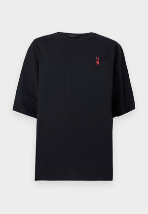 Black oversized T-shirt with short sleeves and small red "Q" and heart symbol on upper left chest.