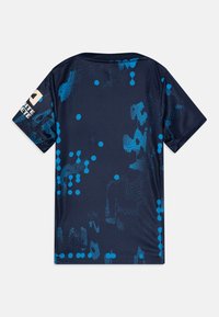 Maglietta sportiva di un blu navy scuro con un motivo a pois blu, maniche corte e scollatura rotonda. Il materiale sembra liscio e leggero.
