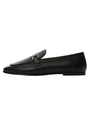 Mocassins en cuir noir avec une légère brillance, présentant un bout pointu, un rabat plié et un accent en métal doré à l'avant.