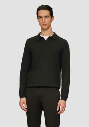 Dunkelgrüner Strickpullover mit Kragen, langen Ärmeln und lockerer Passform. Die Textur wirkt weich und glatt. Kombiniert mit dunklen Hosen.