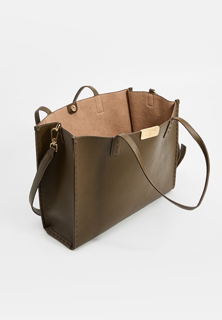 Olivgrüne Leder-Tote-Tasche mit strukturiertem Design, glatter Textur, beigem Innenraum und doppelten Griffen. Hat ein kleines Metall-Logo-Schild.