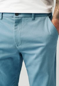 Next SLIM FIT STRETCH - Chino hlače - light blue