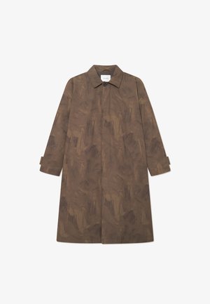 Manteau marron, longueur genou, avec un col classique, des manches longues et deux poches latérales ; présente un motif texturé en coups de pinceau sur l'ensemble.