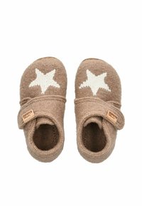 Brązowe filcowe kapcie z białym wzorem w gwiazdę, z rzepem i teksturowaną podeszwą. Metka z logo umieszczona z boku dla identyfikacji marki.