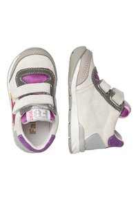 Scarpe in suede grigio con accenti viola, design leggero, due cinturini in Velcro e una fodera interna con motivo. Forma arrotondata e suola imbottita.