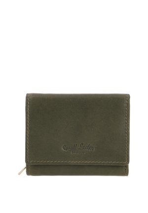 Portafoglio in pelle verde scuro con chiusura a patta e logo "Gusti Leder studio" in rilievo sul davanti, bordi cuciti e piccolo cursore dorato della zip.